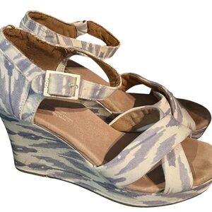 Toms blue & creme fabric wedge sz 7